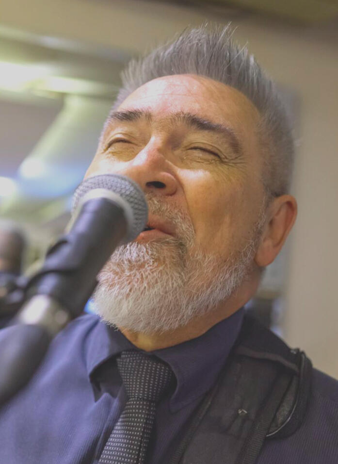 Violão e voz com repertório internacional (inglês, francês, espanhol, italiano e português) para hotéis, empresas e eventos privados.